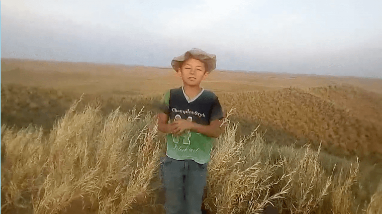La historia de Jeremías, el niño pampeano que hace videos desde una loma para “tener señal” llegó a uno de los diarios más importantes de Europa