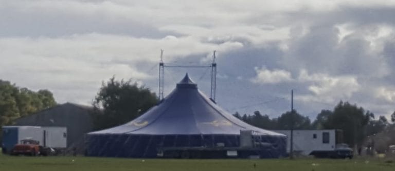La familia del circo que quedó varado en General Pico contó que “nos piden que abandonemos el lugar” y necesitan urgente “un espacio para estar hasta que se pueda volver a trabajar”