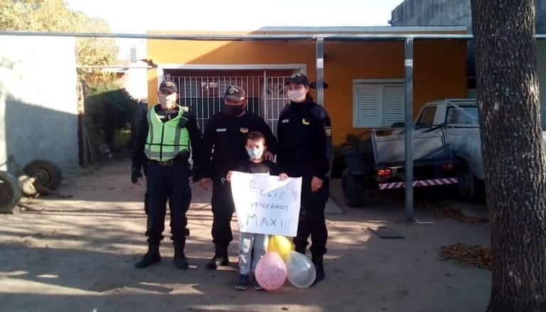 ¡Un nuevo emotivo gesto!: Efectivos del Comando Radioeléctrico fueron a cantarle el feliz cumpleaños al pequeño Máximo de 7 años
