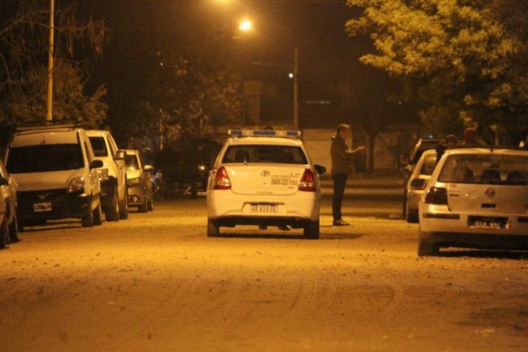Balacera en Barrio Ranqueles: cinco allanamientos, cuatro demorados y secuestro de arma de fuego