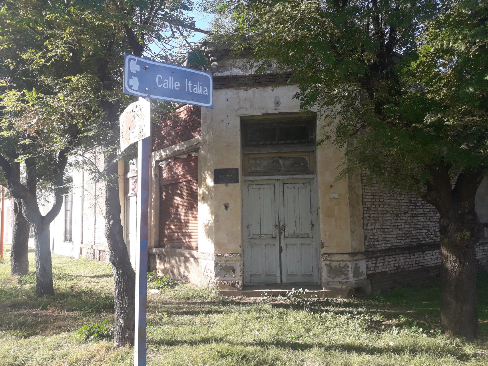 Hilario Lagos: vecinos preocupados por un salón abandonado e infestado de murciélago