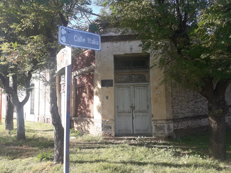 Hilario Lagos: vecinos preocupados por un salón abandonado e infestado de murciélago