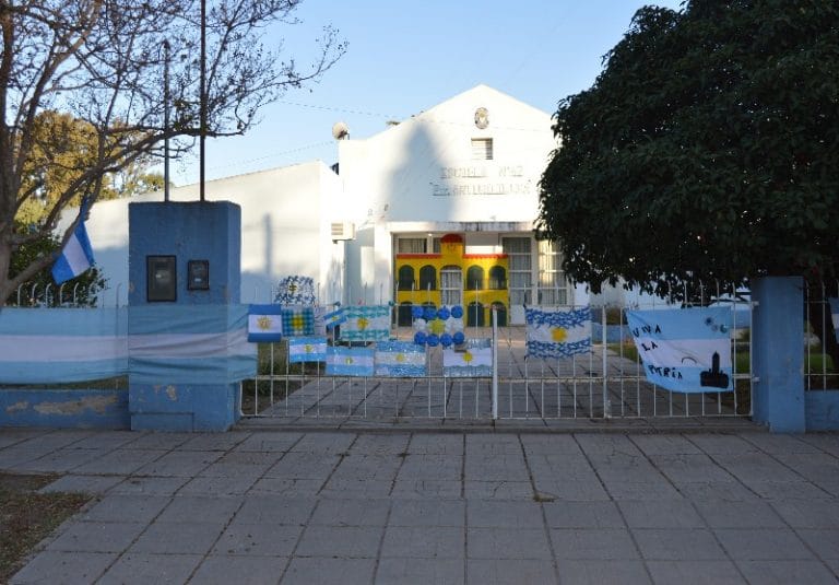¡Alumnos de la Escuela N° 47 de Ceballos exhiben sus trabajos a la espera del 25 de mayo!
