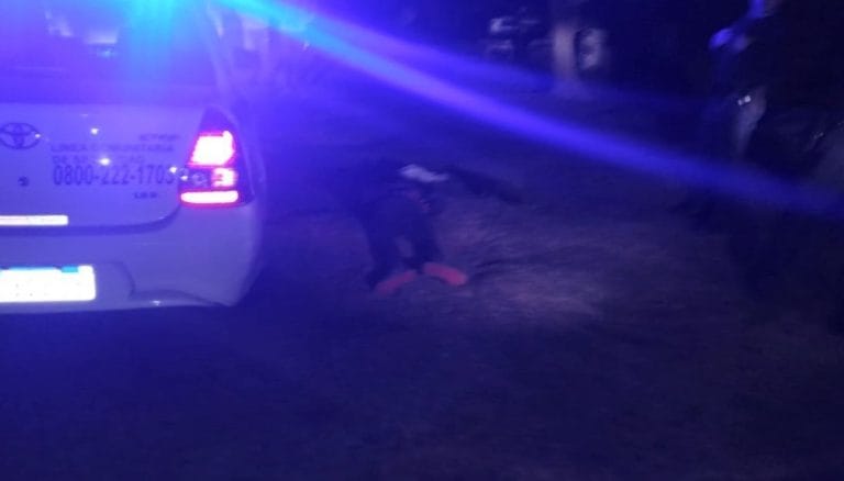Familia atrapó a un hombre que estaba escondido debajo de una camioneta a punto de robar en un campo cerca de General Pico