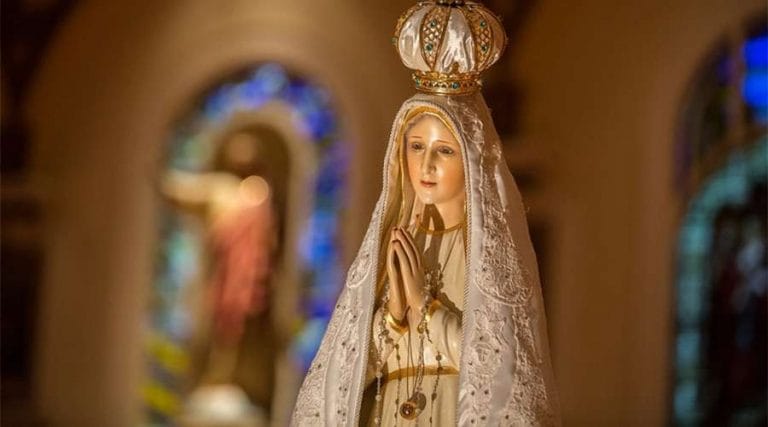 El 13 de mayo los creyentes honran a la Virgen de Fátima en su día y le rezan por el fin de la pandemia