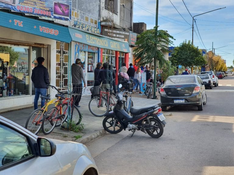 Una cola eterna y hasta varios autos en doble fila para comprar cigarrillos en General Pico