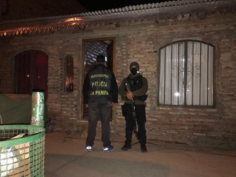 Narcomenudeo: La policía detuvo a una persona, secuestró cocaína, un auto y dinero en efectivo tras un operativo por droga en Santa Rosa
