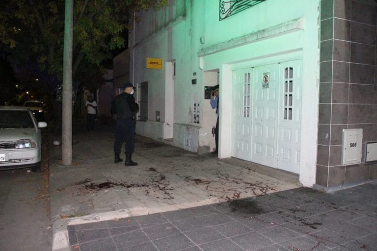 Grave y sangriento hecho a metros del centro piquense: El SEM trasladó una mujer herida en sus brazos