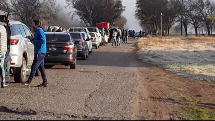 Enorme fila de autos para ingresar a la laguna Cuero de Zorro