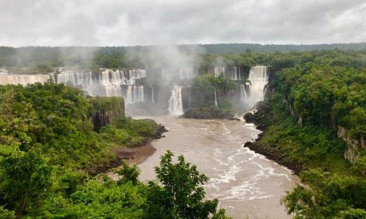 Un turista cayó a las cataratas del Iguazú y lo buscan intensamente