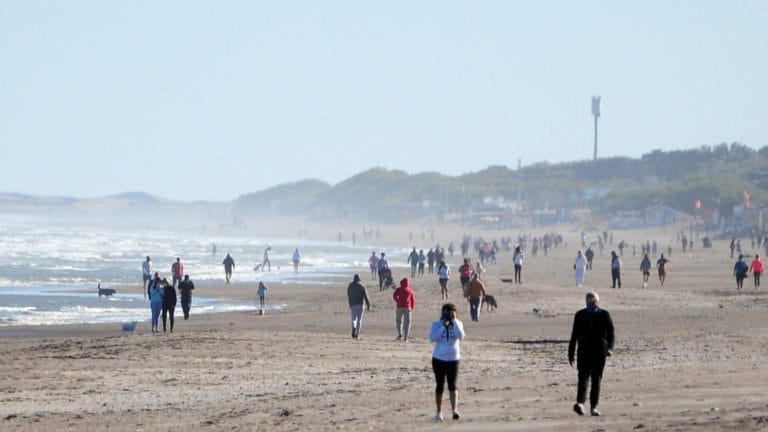 Así disfrutaron en Monte Hermoso el primer día con permiso para “bajar a la playa”: Se llenó de gente