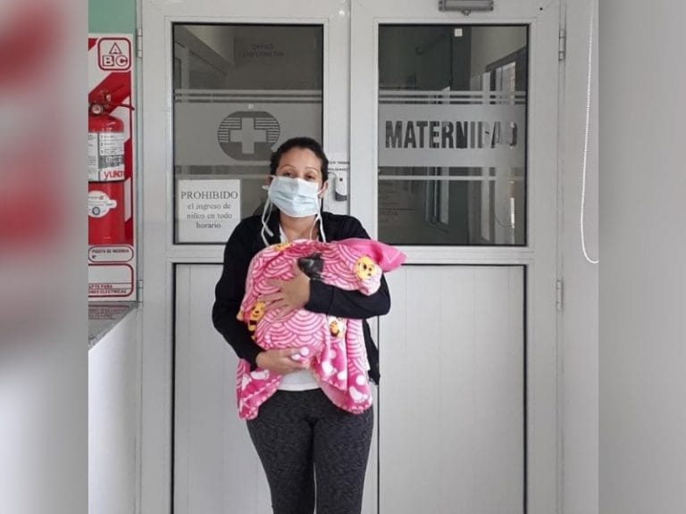 Familia piquense agradeció al personal de la Clínica Regional por la atención recibida durante el nacimiento de su bebé