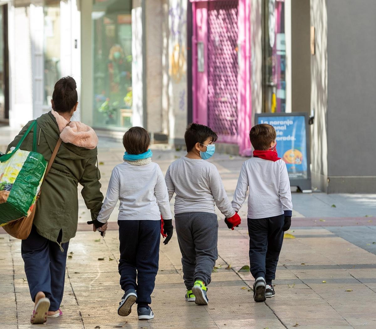 Autorizan a niños y niñas de hasta 12 años a hacer compras junto a uno de sus padres