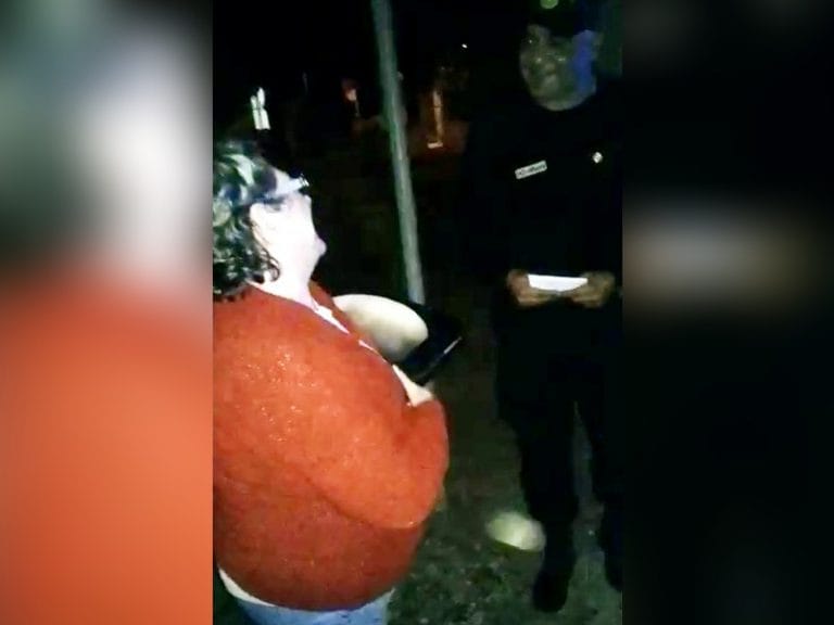 Personal del Comando Radioeléctrico sorprendió a una vecina de barrio Roca con un lindo regalo por su cumpleaños