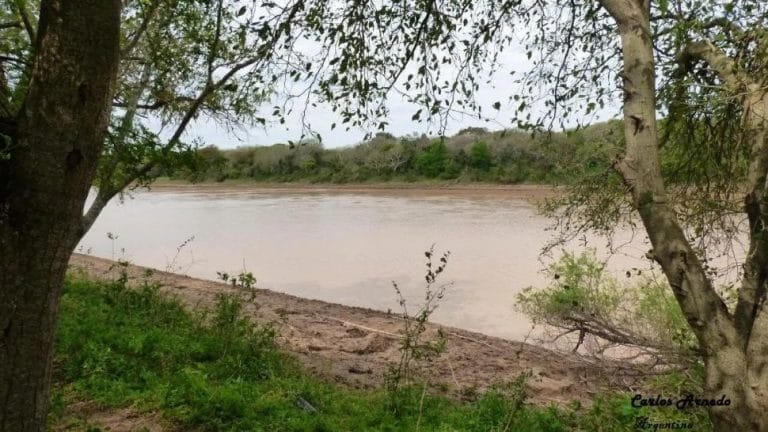 Chaco: Cruzó nadando el río para ir a cobrar el bono de $ 10.000 en otra provincia