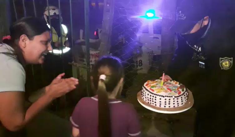 Efectivos de comisaría Segunda sorprendieron a Yoseline en el día de su cumpleaños