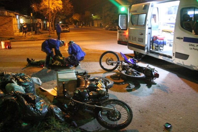 Fuerte choque entre motos en calle 6 bis y 115: Dos cadetes fueron hospitalizados