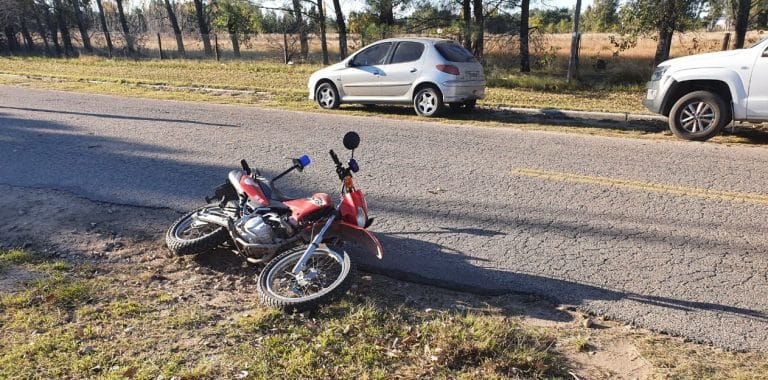 Una inspectora de tránsito cayó de su moto en calle 24 y 117: Fue trasladada al Hospital