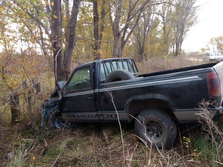 Accidente en Ruta 102: Perdió el control de su pick up por una falla mecánica y terminó en la banquina