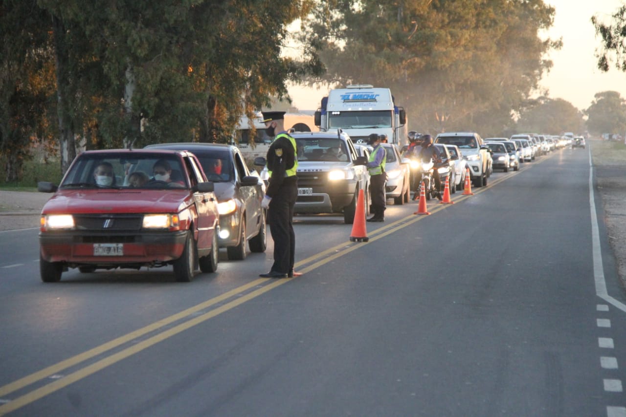 Impresionante cantidad de autos en los accesos a General Pico: La Policía controla uno por uno respetando los protocolos sanitarios