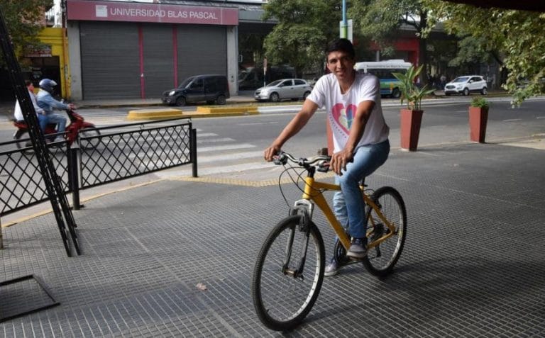 Tucumán: No sabe leer, dejó la calle y la droga y usó el IFE para vender empanadas