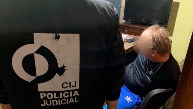 Detuvieron a un docente de un colegio primario de Villa Devoto por pedofilia: lo encontraron en la cama con un alumno de 14 años