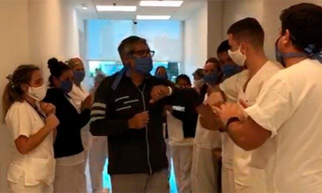 Rosario: Un docente venció al Coronavirus y los médicos lo despidieron con aplausos