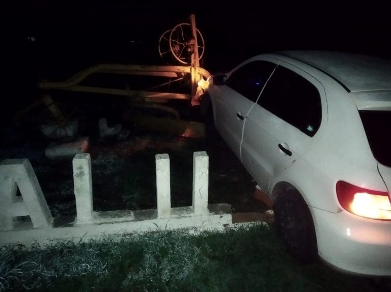 Un auto pasó de largo en el ingreso a la localidad de Falucho y se llevó por delante el cartel