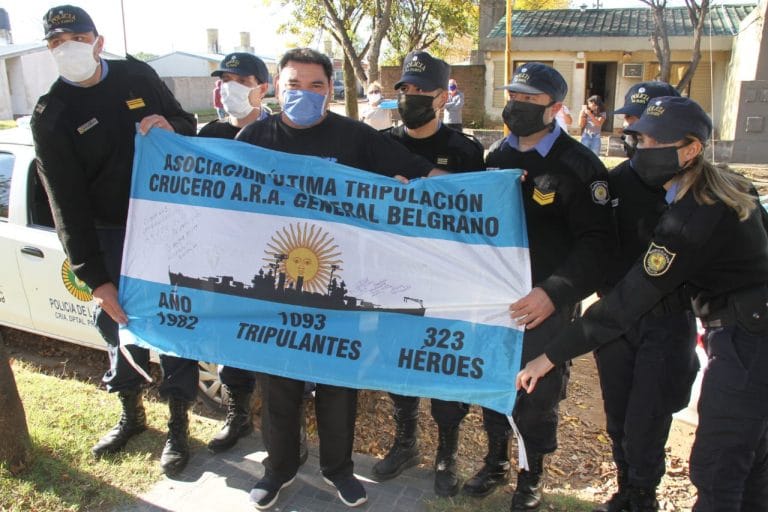 Policías de La Pampa junto a distintos vecinos homenajearon a los héroes de Malvinas en sus hogares