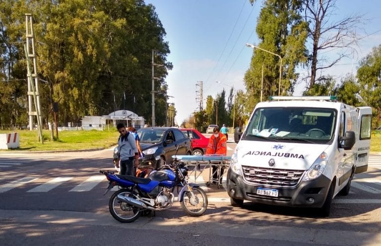 Accidente entre auto y bicicleta en calle 40 y 19: El ciclista fue hospitalizado con lesiones