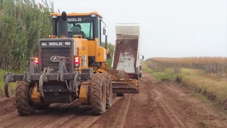Continúan trabajando en la reparación de Caminos Vecinales