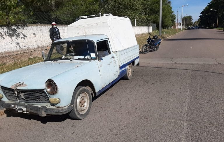 Accidente entre camioneta y moto en calle 107 y 30: Un hombre fue hospitalizado