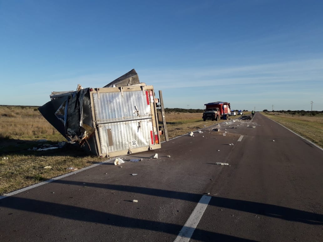 Camionero piquense fue protagonista de un importante choque en la Ruta 35 cerca de Perú: Dos hombres sufrieron fracturas