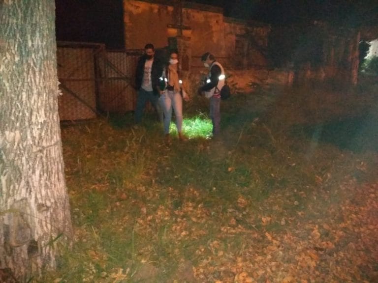 Uno de los involucrados en el violento robo a dos personas mayores, al momento de los allanamientos, huyó por los patios lindantes y se deshizo de los celulares
