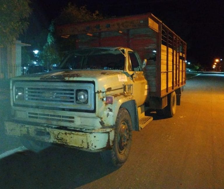 Imprudencia total: rompió la cuarentena, se dio a la fuga a alta velocidad en un camión, casi vuelca en dos oportunidades e intentó chocar a dos patrulleros