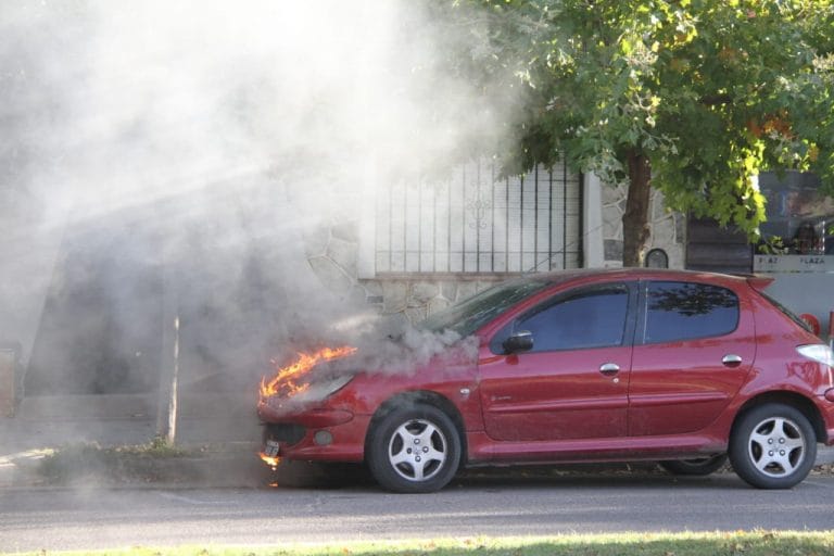 Bomberos sofocan principio de incendio en un auto estacionado en la Avenida entre calle 11 y 13