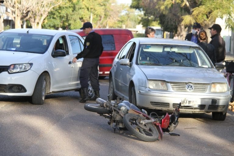 Motochorros le arrebataron la cartera a una mujer que iba en bicicleta: Tras una intensa persecución, se cayeron, la Policía atrapó a uno y otro escapó a pie