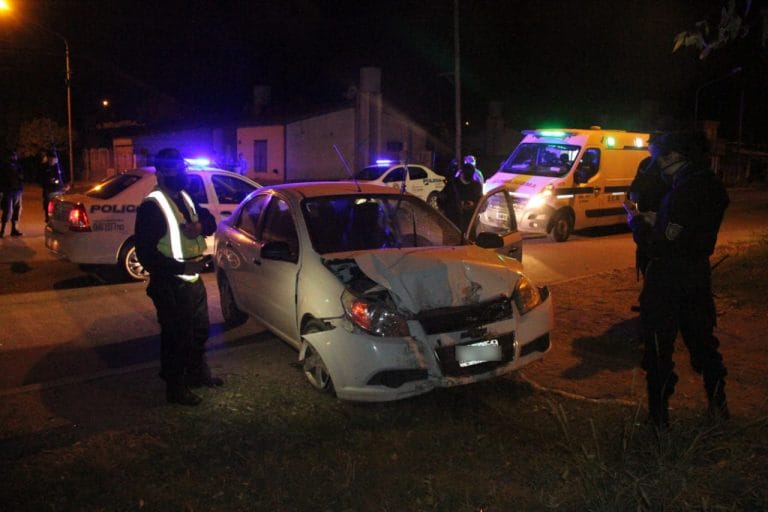 Una mujer perdió el control de su auto y chocó contra un árbol