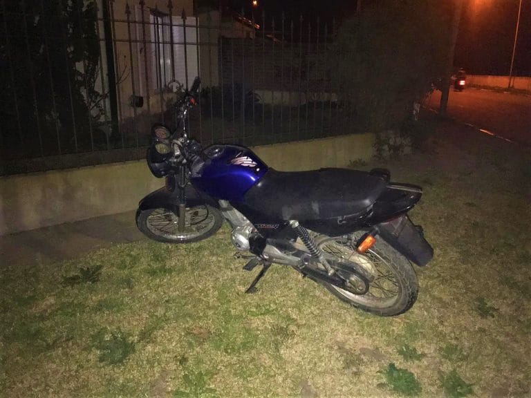 La policía recuperó una moto que le habían sustraído a un albañil que la había dejado con las llaves puestas