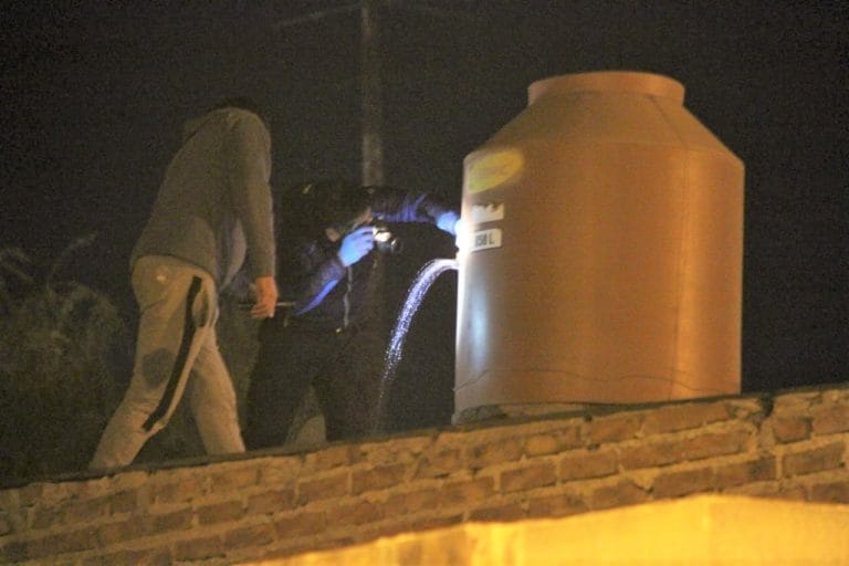 La Policía detectó un tanque de agua perforado luego de que vecinos denunciaron disparos en el barrio Ranqueles