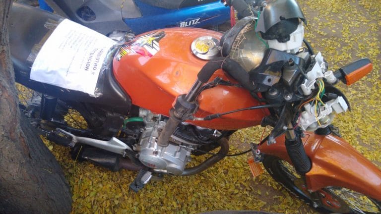Grave accidente: Motociclista resultó con fracturas en ambas piernas y una mano tras chocar contra una columna del alumbrado público