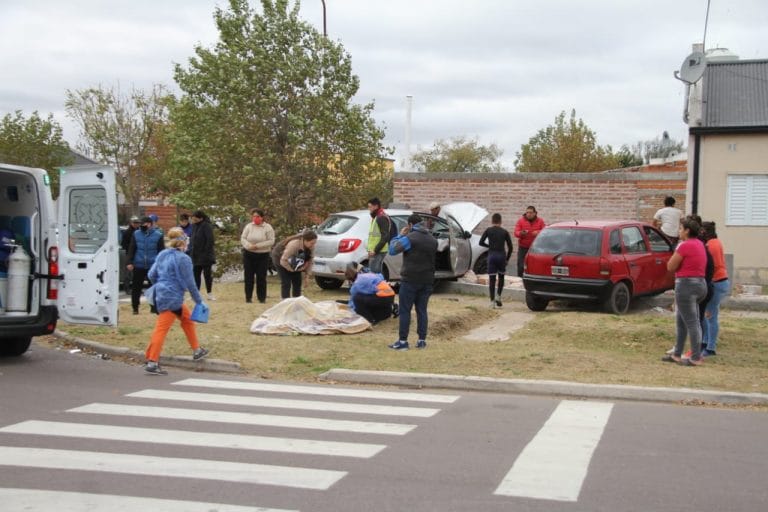 Fuerte choque entre dos autos: Derribaron tapial y terminaron a metros de la puerta de ingreso a la vivienda