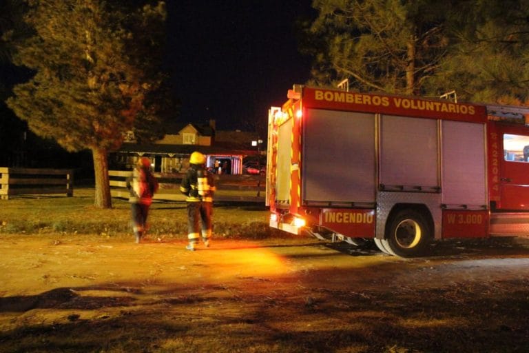 Bomberos trabajan en un principio de incendio ocurrido en una vivienda de Pueblo Nuevo