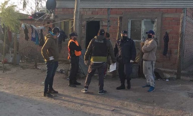 Horror en Bahía Blanca: La Policía liberó a un menor con discapacidad que vivía “enjaulado” junto a otros cinco niños