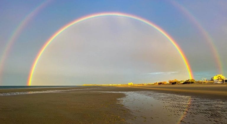 Increíble y hermoso espectáculo de la naturaleza: Mirá el “doble arcoíris perfecto” de Puerto Madryn