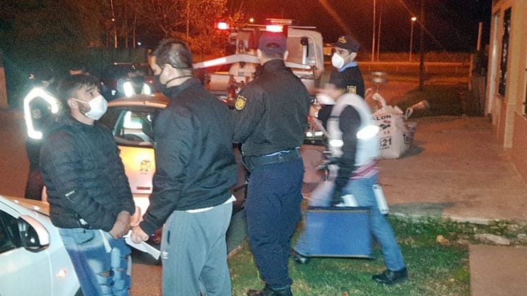 Robo a mano armada: prisión preventiva para uno, arresto domiciliario para quién no tenía antecedentes y libertad para la mujer que uso la tarjeta para sustraer $8.500
