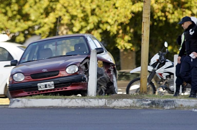 Dos accidentes con minutos de diferencia: Un auto chocó columna de alumbrado y una mujer cayó de su moto