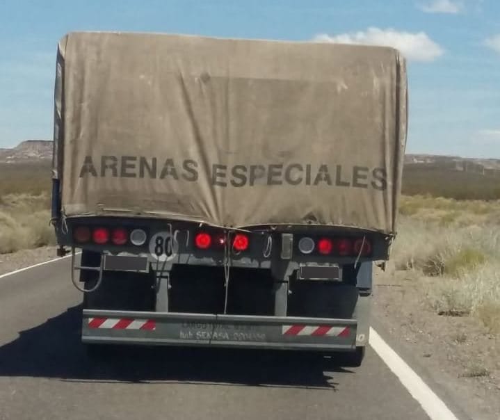 Un joven y su novia embarazada ingresaron a La Pampa desde Córdoba, escondidos en un camión cargado con arena