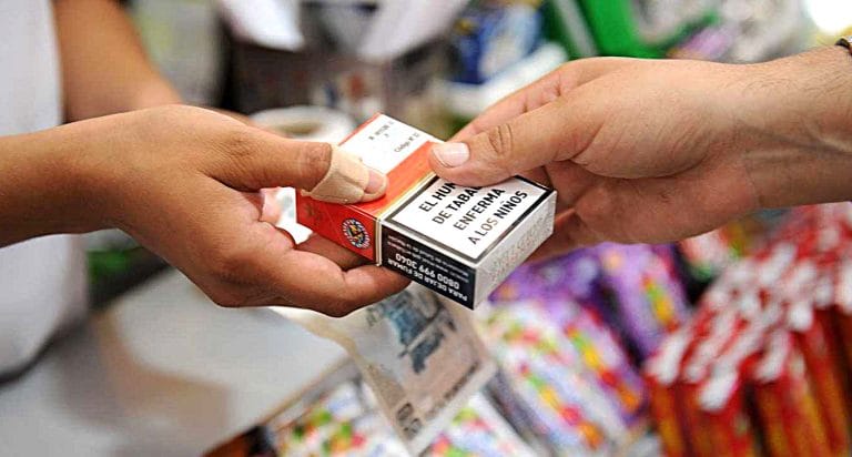 Sobreprecios, faltantes y reclamos: La odisea de fumar en General Pico
