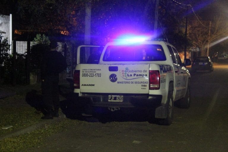 Detienen a dos personas; Uno de ellos tenía pedido de captura y portaba un arma de fuego